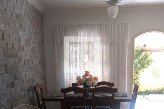 Sala de casa de condomínio para alugar com 2 quartos, 60m² em Peró, Cabo Frio