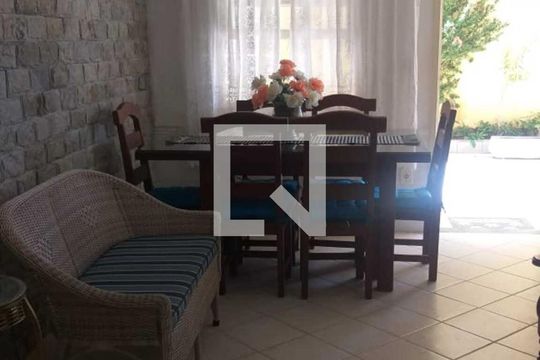 Sala de casa de condomínio para alugar com 2 quartos, 60m² em Peró, Cabo Frio