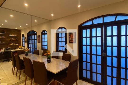 Sala de casa à venda com 2 quartos, 125m² em Veloso, Osasco