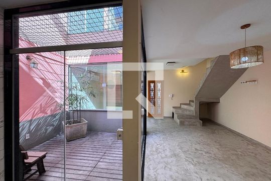 Sala de casa de condomínio para alugar com 2 quartos, 74m² em Recreio dos Bandeirantes, Rio de Janeiro