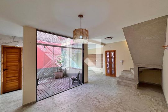 Sala de casa de condomínio para alugar com 2 quartos, 74m² em Recreio dos Bandeirantes, Rio de Janeiro