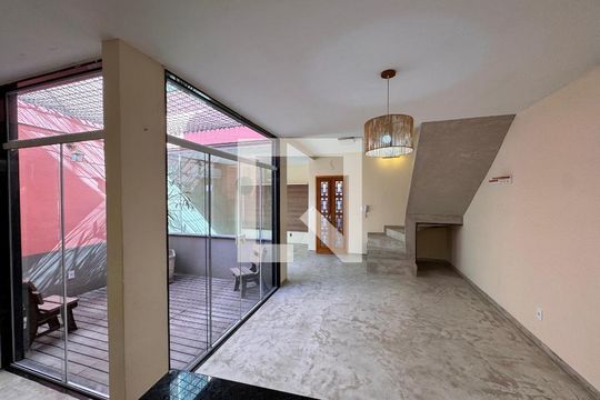 Sala de casa de condomínio para alugar com 2 quartos, 74m² em Recreio dos Bandeirantes, Rio de Janeiro