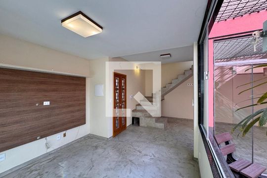 Sala de casa de condomínio para alugar com 2 quartos, 74m² em Recreio dos Bandeirantes, Rio de Janeiro