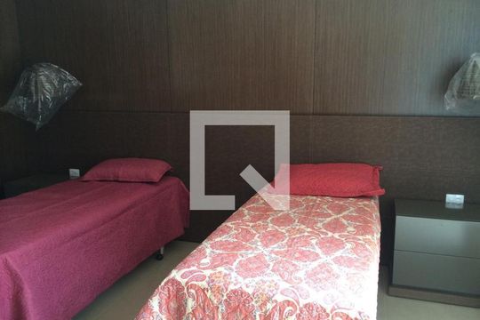 Quarto de casa de condomínio para alugar com 4 quartos, 435m² em Morada da Colina, Uberlândia