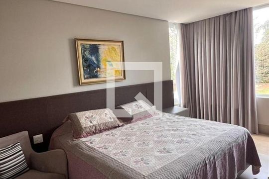 Suíte de casa de condomínio para alugar com 4 quartos, 435m² em Morada da Colina, Uberlândia