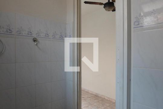 Banheiro social de kitnet/studio para alugar com 1 quarto, 30m² em Bento Ribeiro, Rio de Janeiro