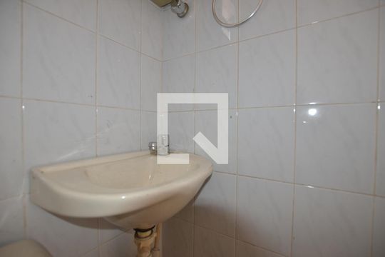 Banheiro social de kitnet/studio para alugar com 1 quarto, 30m² em Bento Ribeiro, Rio de Janeiro