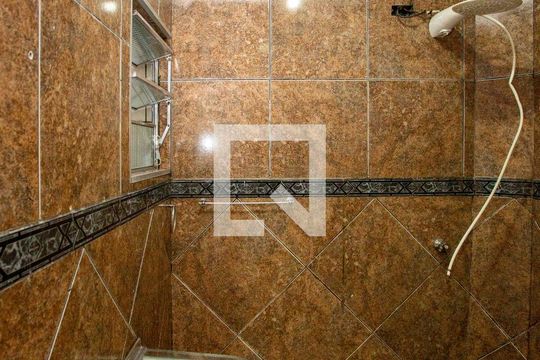 Banheiro de casa para alugar com 1 quarto, 45m² em Centro, Diadema