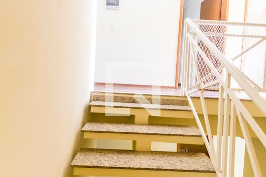 Escada de casa de condomínio à venda com 4 quartos, 600m² em Jardim do Golf I, Barueri