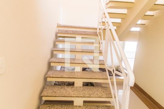Escada de casa de condomínio à venda com 4 quartos, 600m² em Jardim do Golf I, Barueri