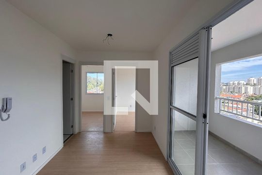Sala e cozinha  de apartamento para alugar com 2 quartos, 35m² em Campo Grande, São Paulo