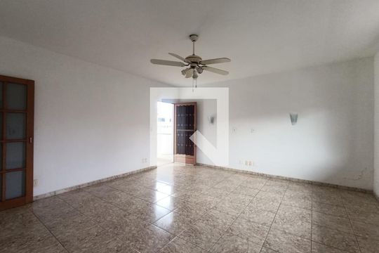 Sala de casa para alugar com 4 quartos, 180m² em Vila Dagmar, Belford Roxo