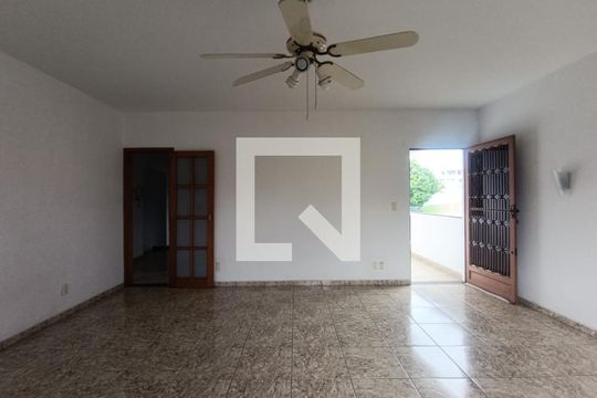 Sala de casa para alugar com 4 quartos, 180m² em Vila Dagmar, Belford Roxo