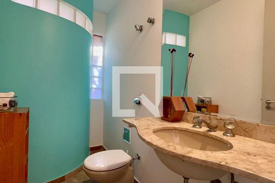 Lavabo de casa de condomínio para alugar com 4 quartos, 300m² em Sumarezinho, São Paulo