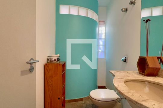 Lavabo de casa de condomínio para alugar com 4 quartos, 300m² em Sumarezinho, São Paulo