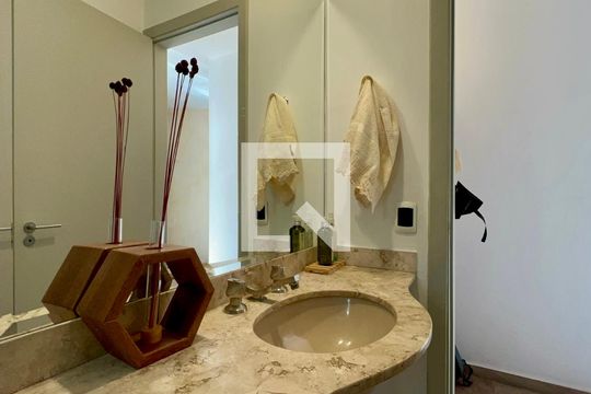 Lavabo de casa de condomínio para alugar com 4 quartos, 300m² em Sumarezinho, São Paulo