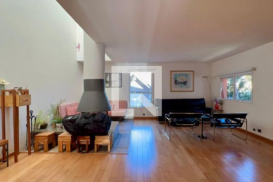 Sala de casa de condomínio para alugar com 4 quartos, 300m² em Sumarezinho, São Paulo