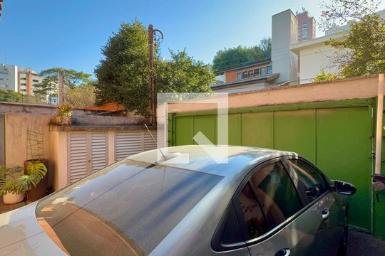 Garagem de casa de condomínio para alugar com 4 quartos, 300m² em Sumarezinho, São Paulo