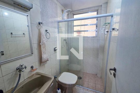 Banheiro de kitnet/studio para alugar com 1 quarto, 28m² em Guilhermina, Praia Grande