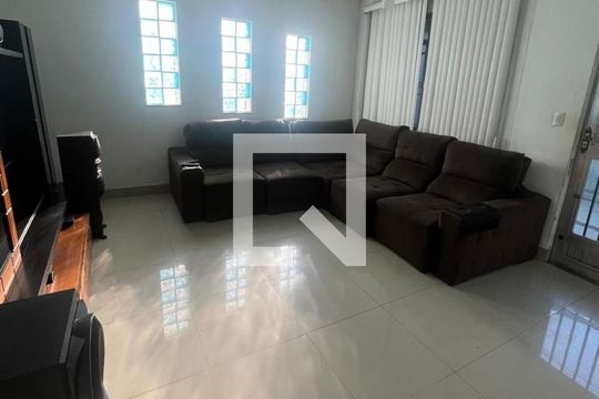 Sala de casa para alugar com 3 quartos, 100m² em Osvaldo Cruz, Rio de Janeiro