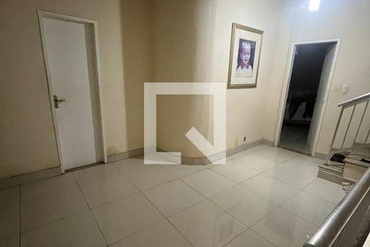 Corredor de casa para alugar com 3 quartos, 100m² em Osvaldo Cruz, Rio de Janeiro