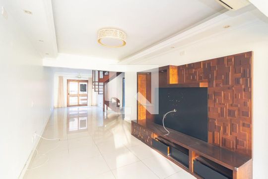 Sala de apartamento para alugar com 3 quartos, 140m² em Petrópolis, Porto Alegre