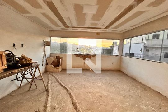 Casa à venda com 2 quartos, 132m² em Arvoredo, Contagem