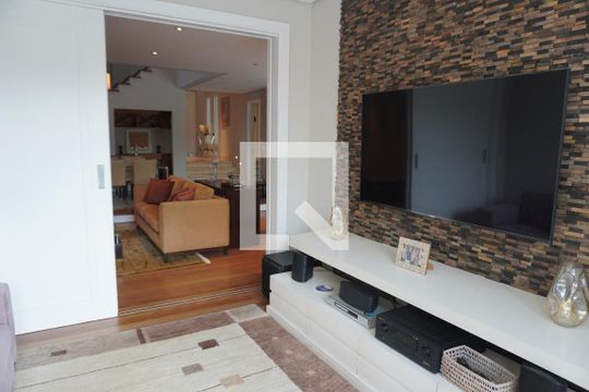 Sala de TV de casa de condomínio à venda com 3 quartos, 427m² em Alphaville, Santana de Parnaíba