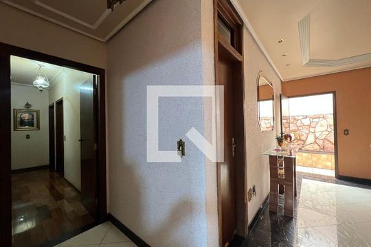 Corredor de casa para alugar com 7 quartos, 514m² em Castelo, Belo Horizonte