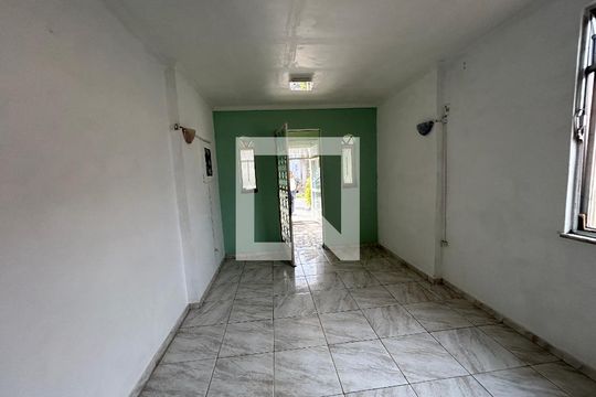 Sala de casa para alugar com 2 quartos, 80m² em Guadalupe, Rio de Janeiro