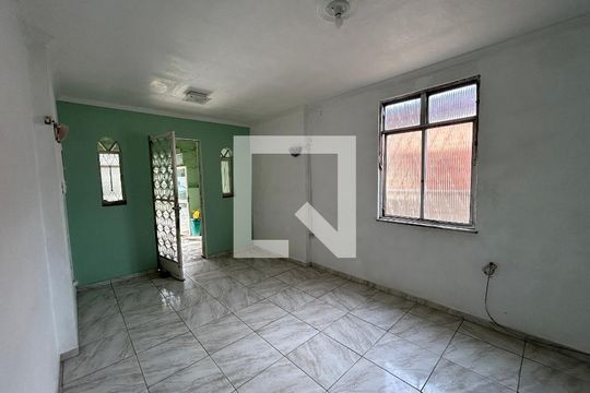Sala de casa para alugar com 2 quartos, 80m² em Guadalupe, Rio de Janeiro