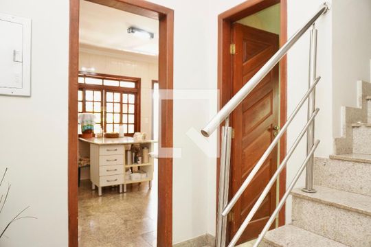 Corredor  de casa à venda com 5 quartos, 240m² em Santa Amelia, Belo Horizonte
