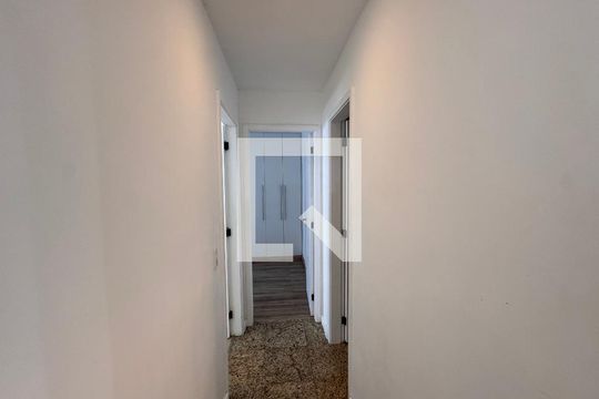 Corredor de apartamento à venda com 2 quartos, 74m² em Barra da Tijuca, Rio de Janeiro
