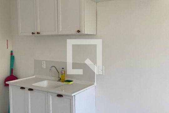 Sala / Cozinha de apartamento para alugar com 2 quartos, 32m² em Jardim Celeste, São Paulo