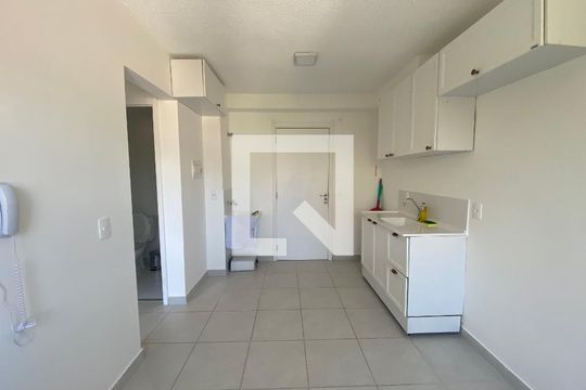 Sala / Cozinha de apartamento para alugar com 2 quartos, 32m² em Jardim Celeste, São Paulo