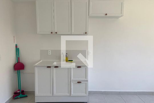 Sala / Cozinha de apartamento para alugar com 2 quartos, 32m² em Jardim Celeste, São Paulo