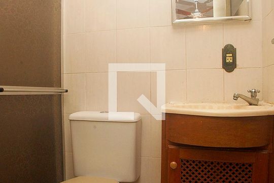 Banheiro da suíte de apartamento à venda com 1 quarto, 42m² em Jardim Botânico, Porto Alegre