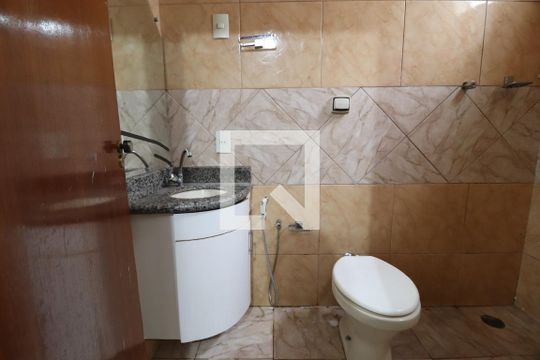 Banheiro do Quarto 1 de casa para alugar com 2 quartos, 70m² em Jardim Europa, Uberlândia