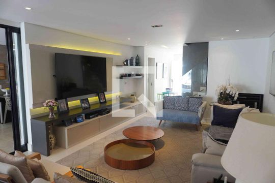 Sala de Estar de casa de condomínio para alugar com 3 quartos, 300m² em Tamboré, Santana de Parnaíba