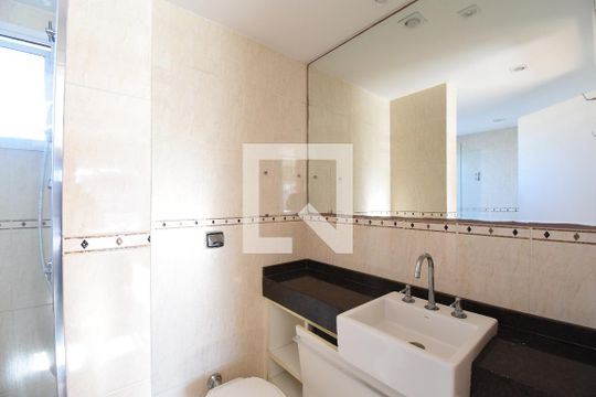 Banheiro da Suíte de casa de condomínio à venda com 3 quartos, 190m² em Bacacheri, Curitiba