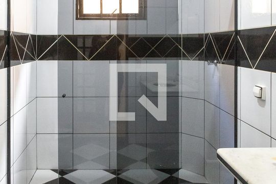 Banheiro 1 de casa para alugar com 3 quartos, 100m² em Vila Nova Bonsucesso, Guarulhos