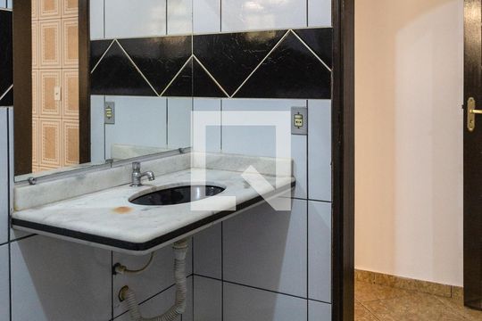 Banheiro 1 de casa para alugar com 3 quartos, 100m² em Vila Nova Bonsucesso, Guarulhos