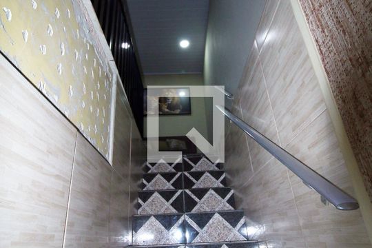 Sala - Escada de casa para alugar com 3 quartos, 180m² em Olaria, Rio de Janeiro