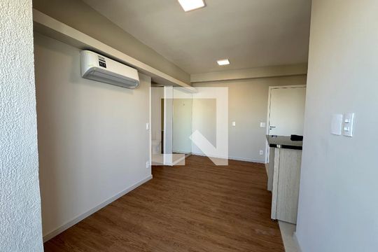 Sala de apartamento para alugar com 2 quartos, 48m² em Nova Aldeinha, Barueri