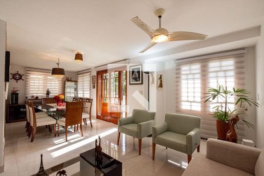 Casa à venda com 4 quartos, 445m² em Camboinhas, Niterói