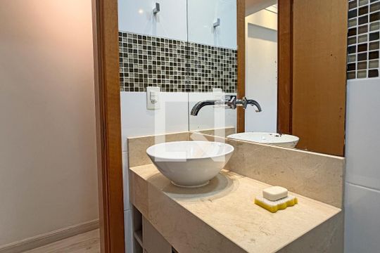 Banheiro de apartamento para alugar com 1 quarto, 53m² em Vila Belmiro, Santos
