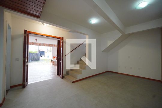 Sala de casa para alugar com 3 quartos, 180m² em Campeche, Florianópolis