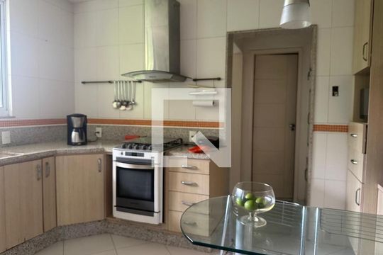 Casa de Condomínio para alugar com 3 quartos, 276m² em Sapê, Niterói