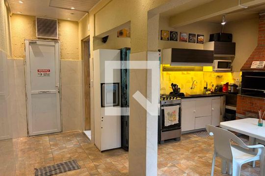 Cozinha de casa para alugar com 1 quarto, 75m² em Vila Antonieta, São Paulo