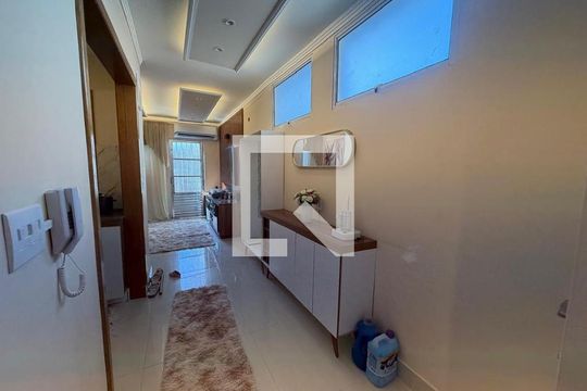 Corredor de casa para alugar com 2 quartos, 125m² em Vila Antonieta, São Paulo